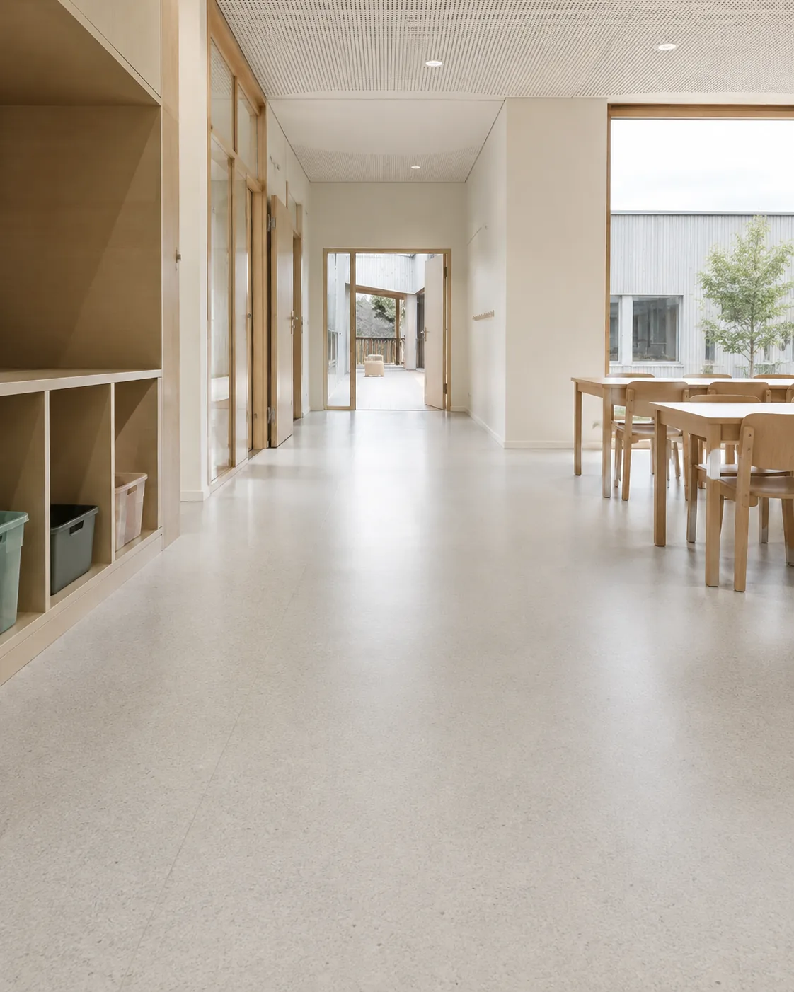 Skolemiljø med slitesterkt gulv og høy daglig aktivitet